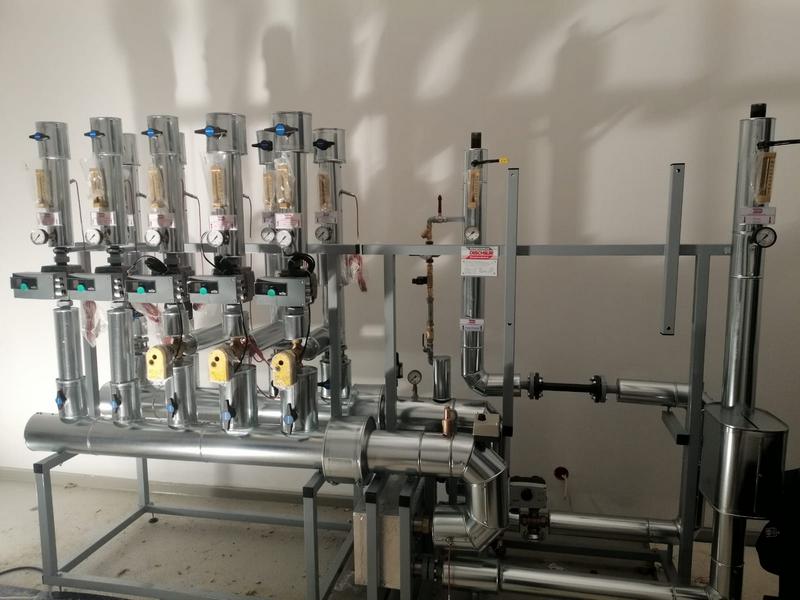 Fernwärmeübergabestation mit einer Leistung von 300kW als Kompaktanlager mit 5 Heizkreisen 2 Warmwasserbereitung